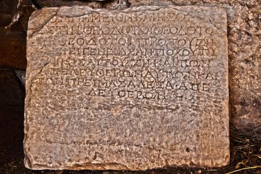 antik kalıntılar taşa oyulmuş bir yazıt