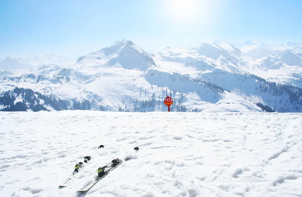 Vacaciones de esquí de invierno en los Alpes —  Fotos de Stock