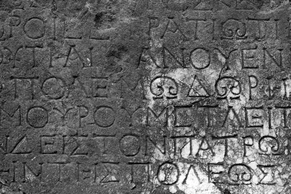 古代遺跡で石に刻まれたギリシャ語碑文 — ストック写真