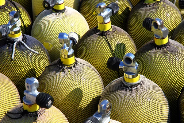 bir yığın nitrox dalış hava tankları