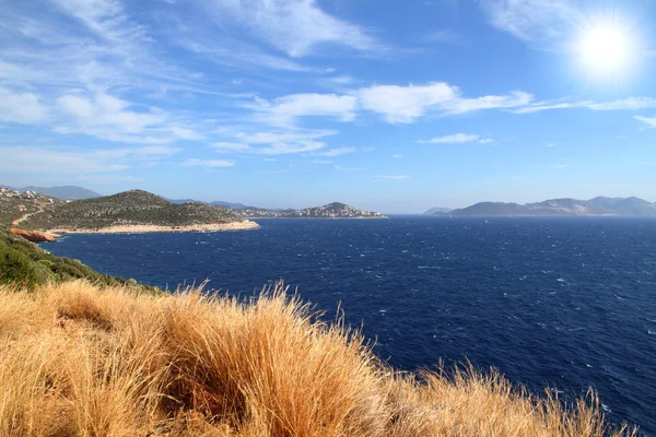 Kas, 터키 해안 근처 Meis의 그리스 섬 로열티 프리 스톡 사진