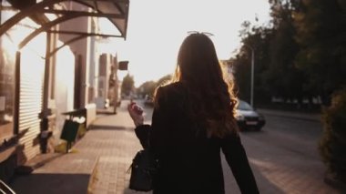 Uzun saçlı, şık elbiseli şehvetli bir genç kız gün batımında bir cadde boyunca gider ve dalgalı saçlarıyla döner. Yavaş çekim