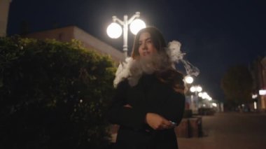 Duvarında neon harflerle şık bir kafede oturan ve dizüstü bilgisayarı üzerinde çalışan odaklanmış genç bir kız. Gözetledim. Yavaş çekim