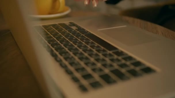 Närbild av en ung flickas hand med en vacker manikyr skriva på en bärbar tangentbord — Stockvideo