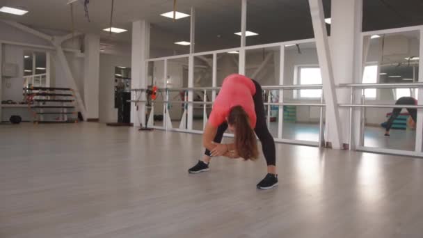 Молодая Женщина Восстанавливается После Тренировки Спортивном Клубе Тонизирует Мышцы — стоковое видео