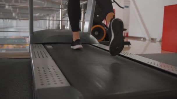 Молодая Женщина Занимающаяся Фитнес Клубе Занимающаяся Кардио Тренировкой Тренажере — стоковое видео
