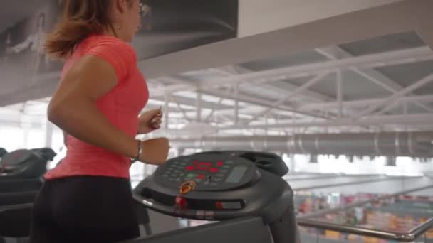 一个精力充沛的年轻姑娘正在参加一个体育俱乐部 锻炼小腿肌肉 — 图库视频影像