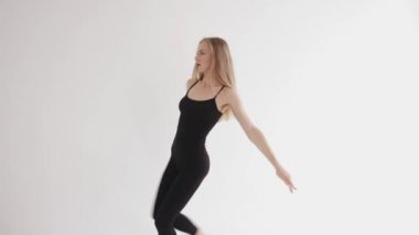 Antrenman sırasında dikey olarak bacak sallayan muhteşem bir genç kız. Spor ve motivasyon kavramı