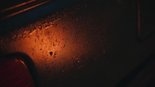 Närbild reflektioner från en eldslåga på en repad dörr i en gammal bil — Stockvideo