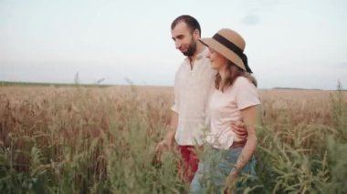 Huzurlu, genç bir çift sahada yürüyor kucaklaşıyorlar ve güzel bir sohbet ediyorlar. Yavaş çekim