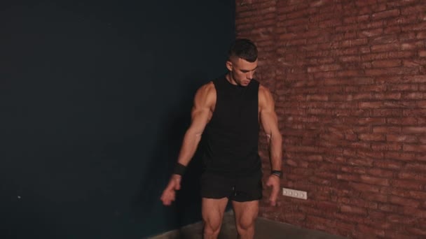 A young muscular guy in demonstrates his big biceps and abs cubes. Sport and healthy lifestyle concept — Stock Video