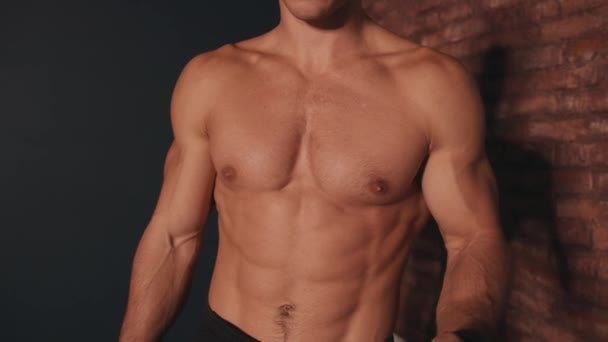 Mladý muž s nahý trup hrát hrudní svaly a skákání při zahřívání před tréninkem v místnosti — Stock video