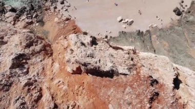 Suluada volkanik adasının en üst manzarası beyaz kumlu bir plaj ve Akdeniz manzaralı yatlar.