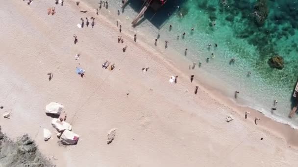 Зверху на білий берег і бухту з яхтами в чистих бірюзових водах Середземного моря біля острова Сулуада. — стокове відео