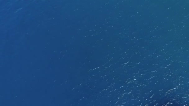 蓝色的大海在阳光下闪闪发光，游艇在甲板上与游客在一起。旅行和休假概念 — 图库视频影像