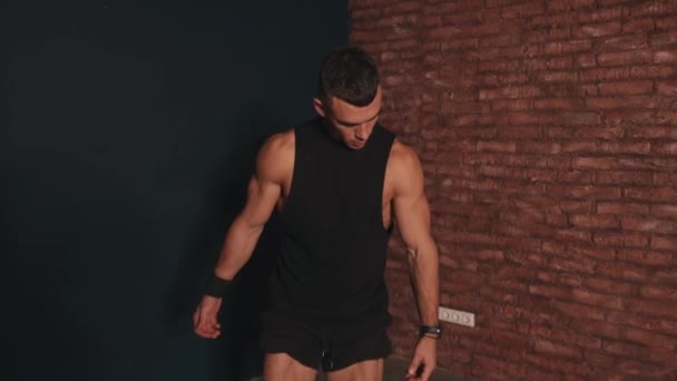 Mladý svalnatý chlap demonstruje své velké bicepsy a kostky abs. Koncept sportu a zdravého životního stylu — Stock video