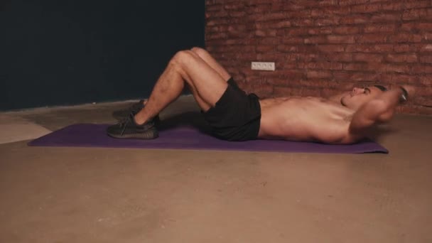 Vücut geliştiren çıplak bir vücut geliştiren, kendi ağırlığıyla antrenman yapan ve çömelme ve zıplama egzersizleri yapan biri. — Stok video