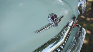 Beyaz Rusya. Gomel bölgesi. 21 Ağustos 2021: Beyaz bir volga gazının kaputunda geyik resmi olan fabrika logosu