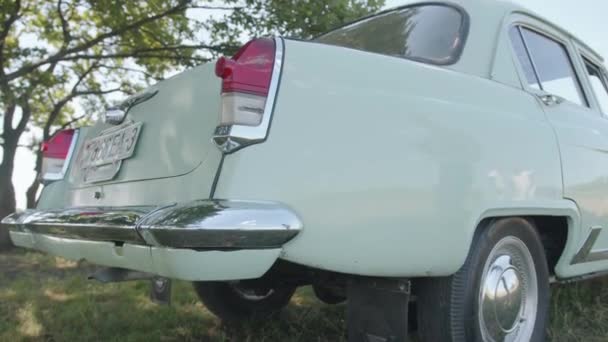 Belarus. Gomel region. 21 August 2021: View of the headlights and chrome rear bumper of a white retro car Volga Gaz 21. Slow motion — Stock Video
