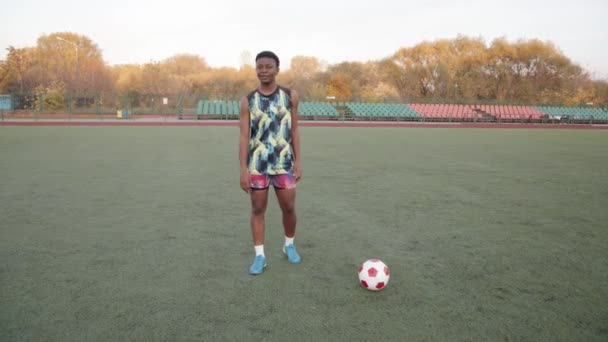 Ung afrikansk amerikansk kvinna spelar sport på stadens stadion under fotboll lagträning och hoppa rep — Stockvideo