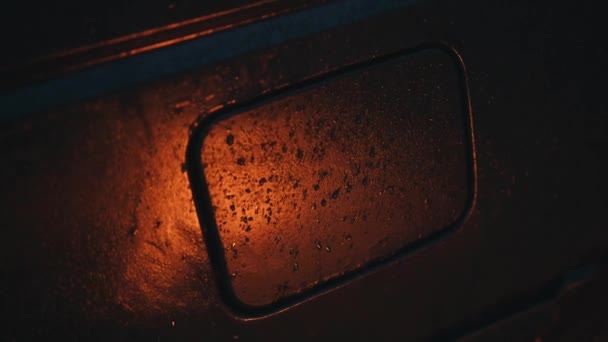 Odbicia z bliska od płomienia ogniska na porysowanych drzwiach starego samochodu — Wideo stockowe