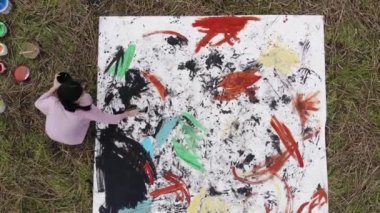 Doğadaki soyut tabloları çizen dört ayaklı bir genç sanatçıdan çekiliyor. Çağdaş sanat ve uyum kavramı