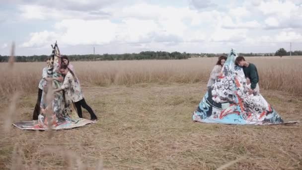 Un gruppo di giovani in fila sul campo si toglie le cuffie e rimane sorpreso dal silenzio. Prestazioni in natura — Video Stock