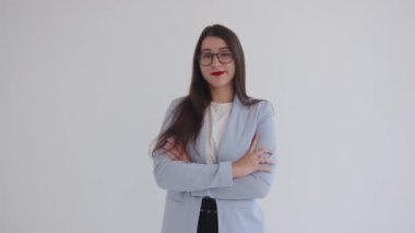 Hırslı genç iş kadını kollarını göğsünde kavuşturup hayır demek için başını sağa sola sallıyor. Bayan öğretmen..