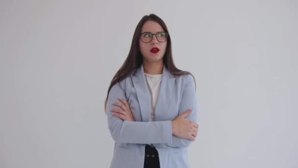 A striking young business woman rolls her eyes in displeasure and snorts and then laughs. Emotion expression concept — Vídeo de Stock