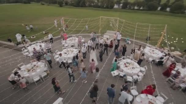 Belarus. MinskAugust 21, 2021: Aerial view of a wedding party on the terrace of a country cottage and host contests with guests and newlyweds — Αρχείο Βίντεο