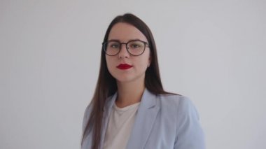 Siyah gözlüklü başarılı bir iş kadını portresi ve beyaz arka planda kırmızı ruj. Feminizm. Seçim özgürlüğü