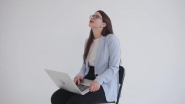 Genç kız rüyasında tavana bakar ve derin derin iç çeker. Sayfanın dizüstü bilgisayara yüklenmesini beklerken uzay boşluğuna basar.