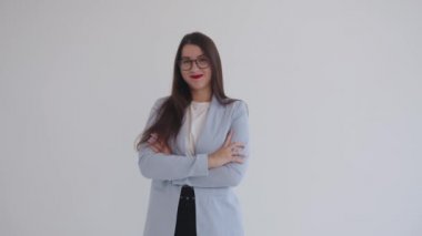 Hırslı genç iş kadını kollarını göğsünde kavuşturup hayır demek için başını sağa sola sallıyor. Bayan öğretmen..