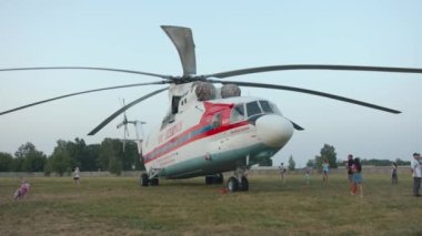 Minsk, Belarus - 29 Haziran 2021: Yetişkinler ve çocuklar Acil Durum Bakanlığı 'nın sahadaki helikopterini denetliyor 