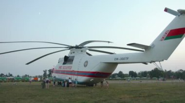 Minsk, Belarus - 29 Haziran 2021: Aileler çocukları bir acil servis helikopterinin etrafında koşarken izliyor