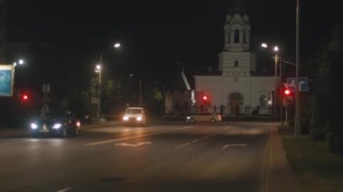 Belarus, Mogilev bölgesi, 28 Temmuz 2021: Yolların kesiştiği yerdeki beyaz kilisenin görüntüsü ve şehrin caddelerindeki yoğun trafik