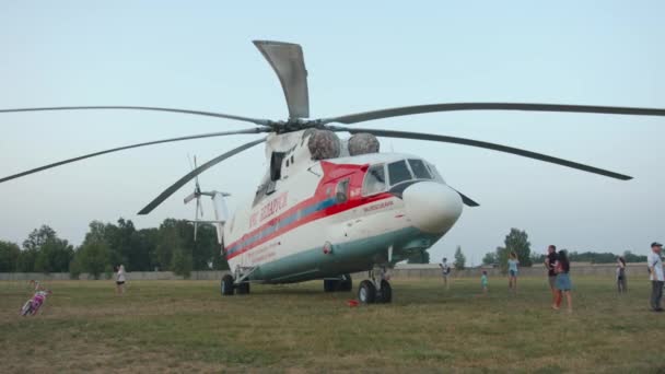Minsk, Biélorussie - 29 juin 2021 : Des adultes et des enfants inspectent l'hélicoptère du ministère des Situations d'urgence sur le terrain — Video