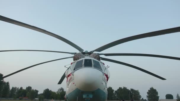 Minsk, Belarus - 29 Haziran 2021: Bir yaz günü askeri teçhizat sergisinde bıçaklarla önü kapalı helikopter görüntüsü — Stok video