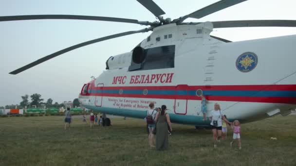 Minsk, Belarus - 29 Haziran 2021: Çocuklu aileler Acil Durum Bakanlığının helikopterini inceliyor — Stok video