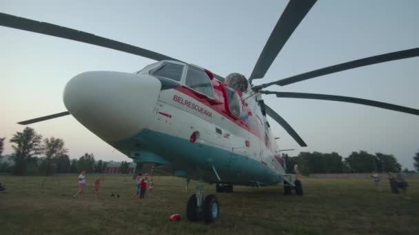 Minsk, Λευκορωσία - 29 Ιουνίου 2021: Παιδιά τρέχουν γύρω από ελικόπτερο διάσωσης σε έκθεση στρατιωτικού εξοπλισμού — Αρχείο Βίντεο