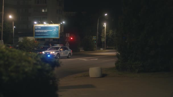 Bělorusko, Mogilev, 28. července 2021: Policejní auto se po zastavení a kontrole řidiče letního večera otočí na silnici — Stock video