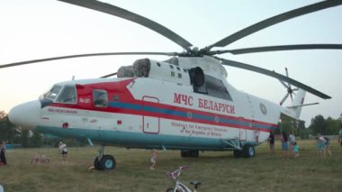 Minsk, Belarus - 29 Haziran 2021: Çocuklu aileler Acil Durum Bakanlığının helikopterini inceliyor