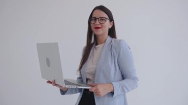 Dizüstü bilgisayarla çalışan kendine güvenen genç bir iş kadını. Ağır çekim. Feminizm. Başarılı bir kadının görüntüsü.