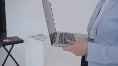 Dizüstü bilgisayarın klavyesine yakın plan kadın eli koyun. Ağır çekim. Kariyer ve başarı kavramı. Feminizm. seçim özgürlüğü