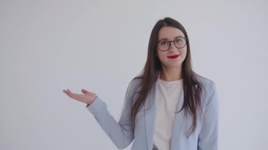 Hırslı genç iş kadını gülüyor ve avuç içiyle el hareketi yapıyor. Uzayı kopyala Liderlik ve başarı kavramı