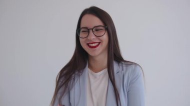 Genç ve güzel bir iş kadını etrafta dolanıp gülüyor. Feminizm. Kadın gücü