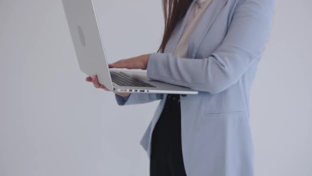 Primer plano de las mujeres jóvenes desplazándose a mano touchpad en el ordenador portátil sobre fondo blanco aislado. Movimiento lento — Vídeo de stock