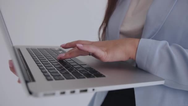 Close-up van jonge vrouwen handscrollen touchpad op laptop op geïsoleerde witte achtergrond. Langzame beweging — Stockvideo