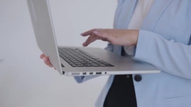 Dizüstü bilgisayarın klavyesine yakın plan kadın eli koyun. Ağır çekim. Kariyer ve başarı kavramı. Feminizm. seçim özgürlüğü