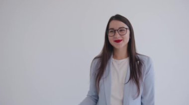 Hırslı genç iş kadını gülüyor ve avuç içiyle el hareketi yapıyor. Uzayı kopyala Liderlik ve başarı kavramı